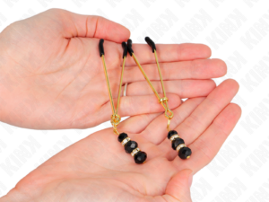 KINK - PINZAS PARA PEZONES DORADA FINA CON TRIPLE BOLA DE VIDRIO NEGRO 7 CM - Imagen 3